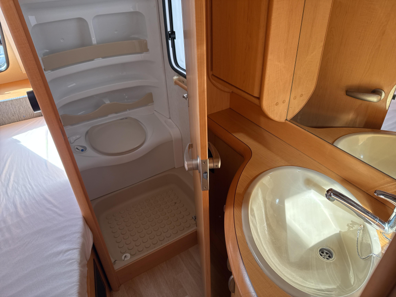 Hobby De Luxe 460 UFE Mover/Voortent/Fietsdr.  foto: 3