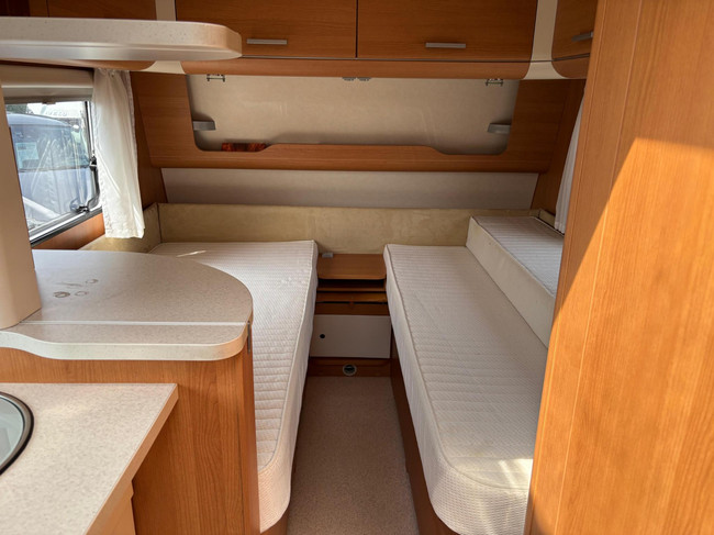 Eifelland Holiday 460 W614700 | 2 Enkele bedden | Mover volautomaat | Voortent met Luifel | Fietsendragers | 3-Pits gasfornuis foto: 16