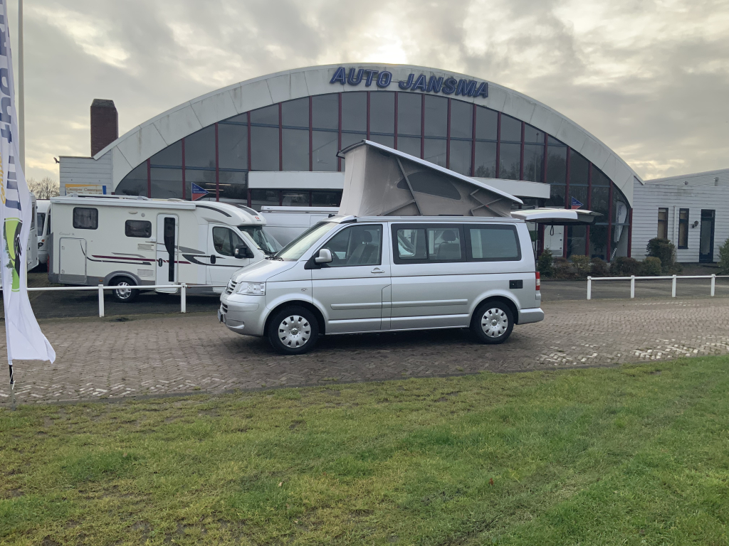 VW Westfalia California 2.5 TDi 130 PS, 5 Sitzpl&auml;tze, 4 Schlafpl&auml;tze, Elektr. Hubdach / Seitent&uuml;r, Bj 2006 Camper Centrum On the Road am Noorderringweg 4 in Marum. Foto: 27