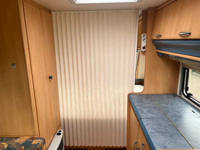 Hobby De Luxe 400 SF | Awning | Bicycle Rack | Semi-Automatic Mover | Fixed Bed | Dinette (Train Seating) | Tempo 100 | Shock Absorbers photo: 18