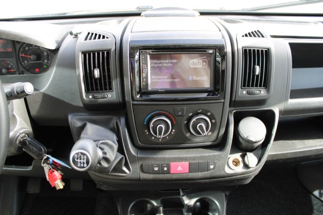 Adria Coral S 670 SC met elektrisch in hoogte verstelbaar Queensbed slechts 40801 km (65  foto: 16