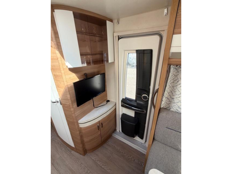 Hobby De Luxe 540 UL Incl. Mover en Voortent  foto: 23