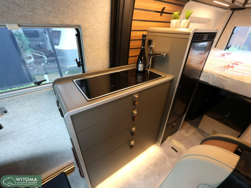 Hymer Grand Canyon S 600 4x4 Wie jarig = trakteert  foto: 17