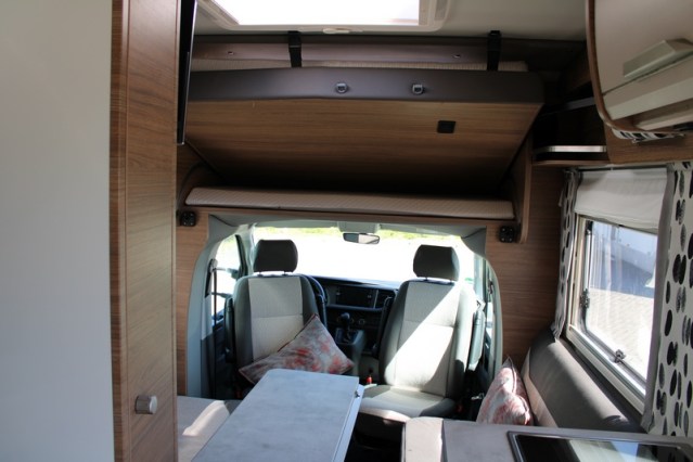 Zeer compacte Knaus Tourer VAN 500 LT Bulli AUTOMAAT voorzien van Face to Face salon (82  foto: 25