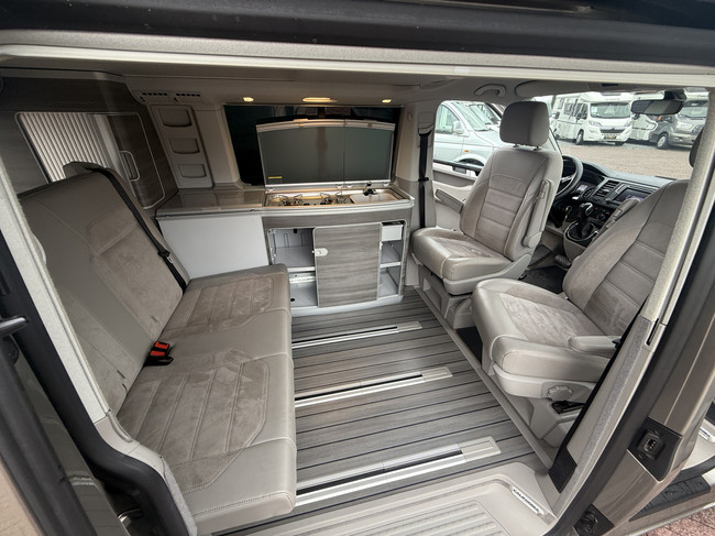 Volkswagen California Ocean T6 Westfalia im Neuzustand DSG Automatik 200 PS Vollausstattung 4 Schlafpl&auml;tze elektr. Aufstelldach Markise Klimaautomatik Tempomat Kamera Softclose abnehmbare Anh&auml;ngerkupplung Foto: 15