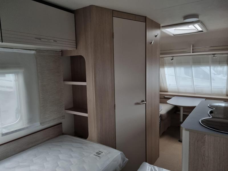 Bürstner Premio Life 480 TL -lengtebedden  foto: 8