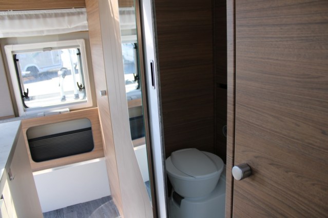 Zeer compacte Knaus Tourer VAN 500 LT Bulli AUTOMAAT voorzien van Face to Face salon (82  foto: 38
