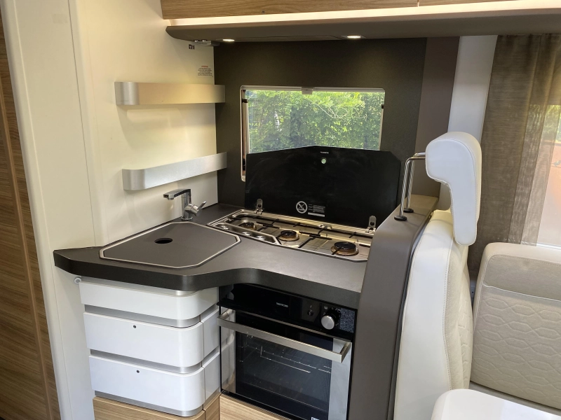 Adria Sonic Plus 700 DC Automaat | Dakairco Level  foto: 11