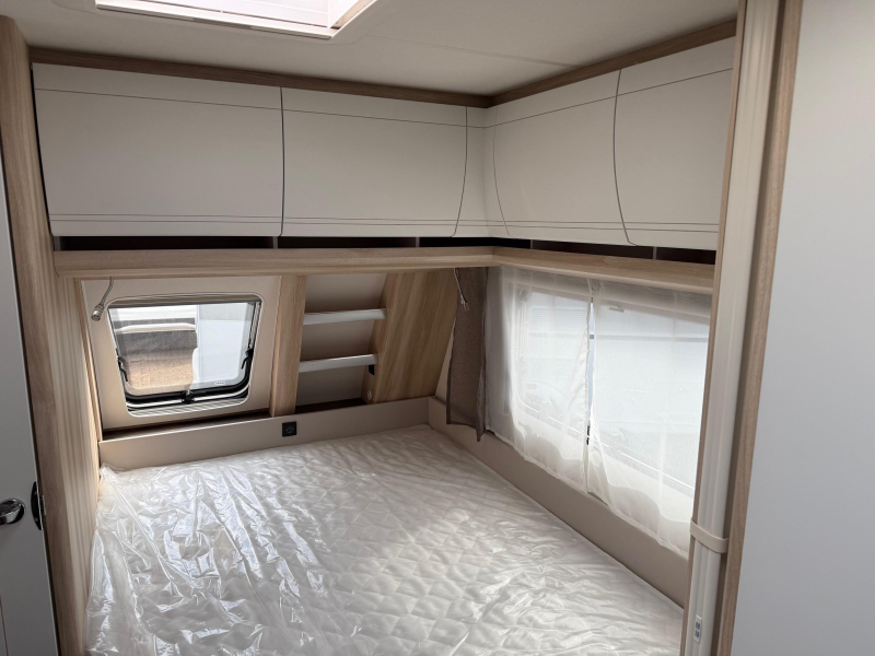 Hobby De Luxe 460 UFE Cama francesa y asientos redondos! foto: 7