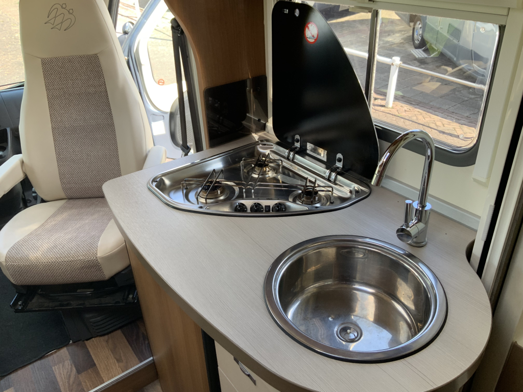 Knaus Van Ti 600 2.3 130 PK Half-integraal, Dwars-bed, Halve- treinzit, Draaistoelen, etc. Bj 2013 Camper centrum on the road Marum foto: 11