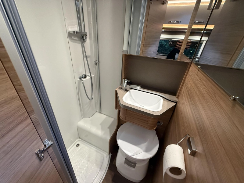 Weinsberg CaraCompact Pepper 600 MEG Enkele Bedden Airco 2024  foto: 18