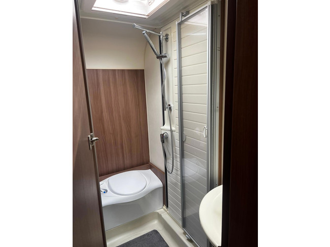Bürstner Nieuwe Koppeling | Frans Bed | 4 Pers | Off Grid | Elektrisch Hefbed foto: 21