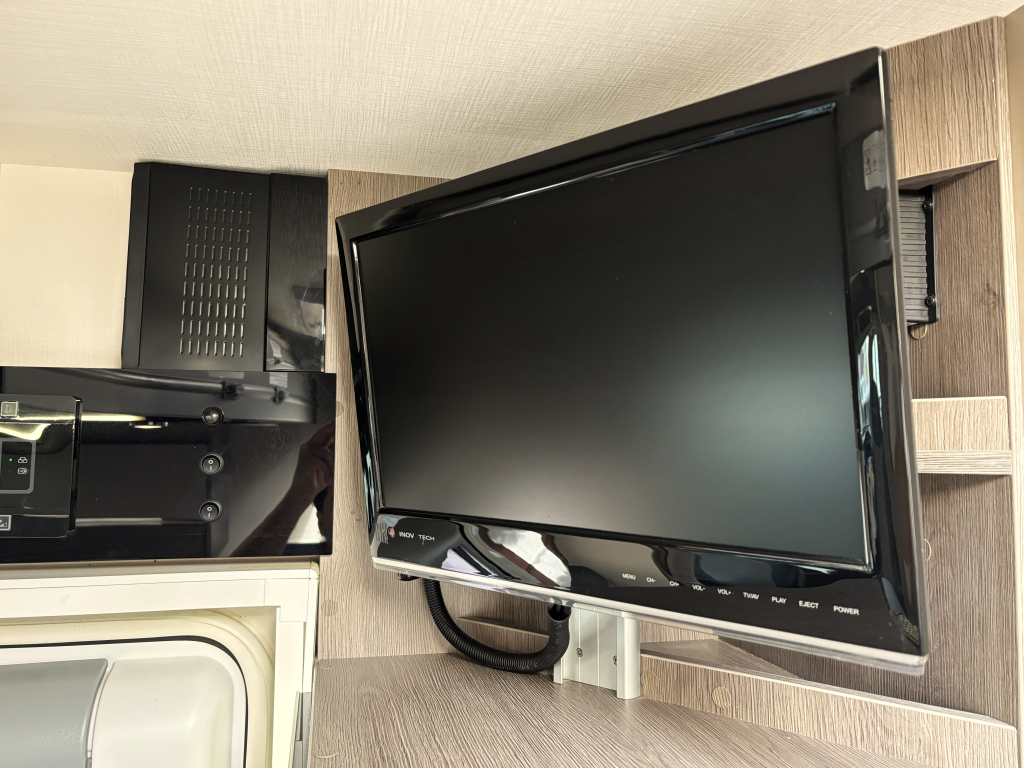 Chausson 768 XLB Titanium AUTOMATIC QUEEN BED + LIFT BED + F2F photo: 19