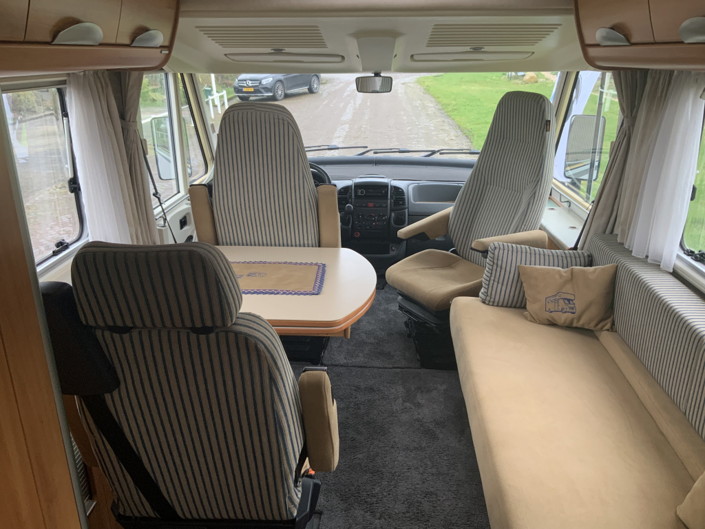 Hymer B 584 2.8 JTD 128 PK, Integraal, Motor-airco, Hef-bed voor, 3 Isri stoelen, Lange-bank, Trekhaak,, Bj. 2005 Camper Centrum On the Road aan de Noorderringweg 4 in Marum. foto: 3