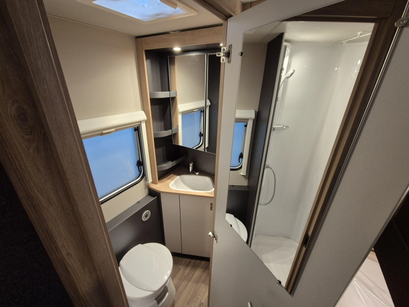 Knaus Sport 500 KD Stapelbedden en douche!  foto: 19
