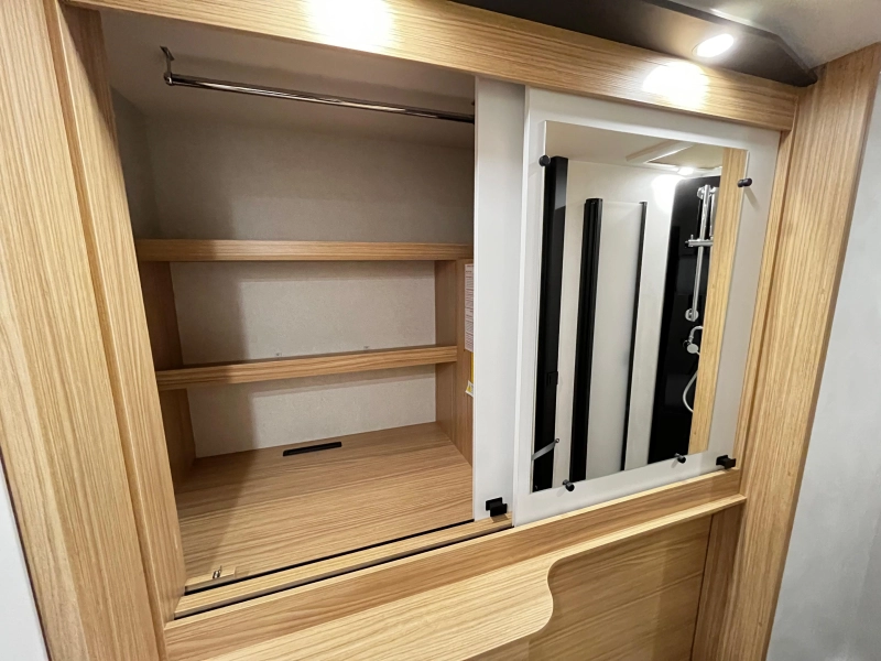 Pilote P 690 D Camper, Centraal hefbed  foto: 11