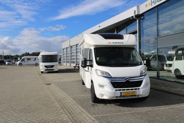 Adria Coral S 670 SC met elektrisch in hoogte verstelbaar Queensbed slechts 40801 km (65  foto: 1
