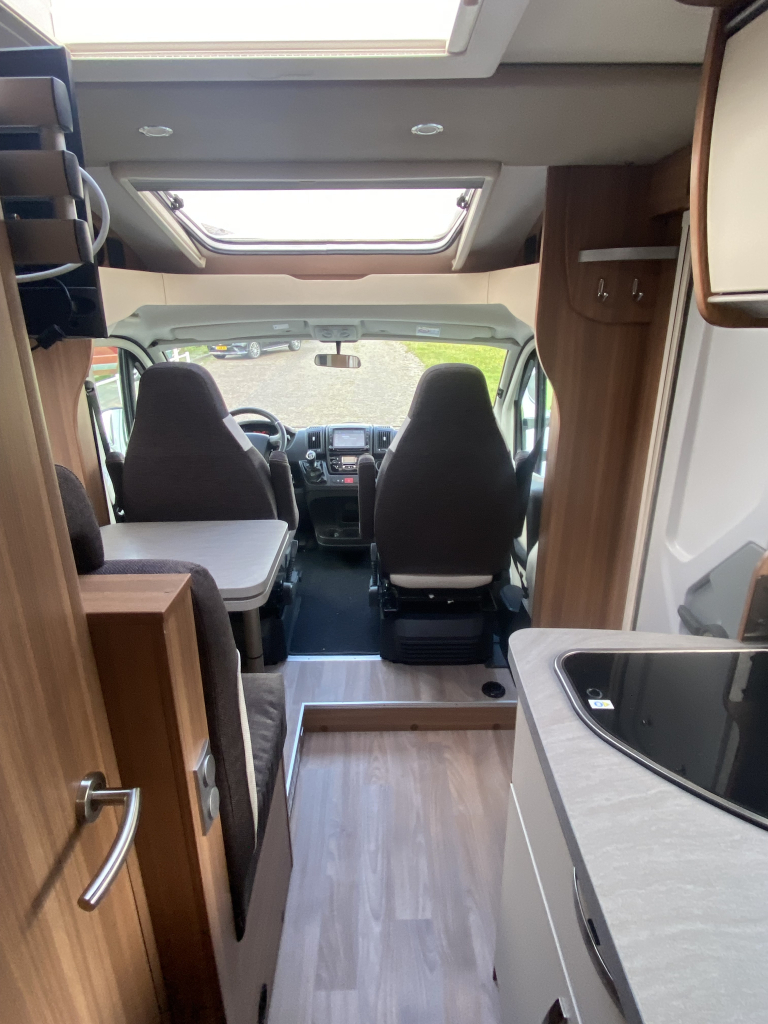 Weinsberg Pepper 600 Peugeot 163 PK, Half-integraal, 2 Lengte-bedden, Garage, Aut. schotel / LCD Camper Centrum On the Road aan de Noorderringweg 4 in Marum. foto: 27