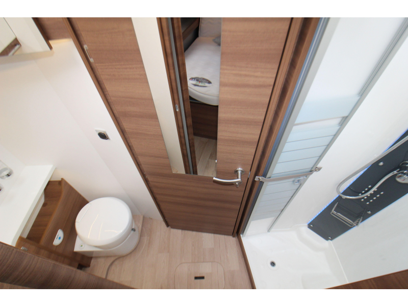 Rapido M96 Queensbed + Hefbed  foto: 39