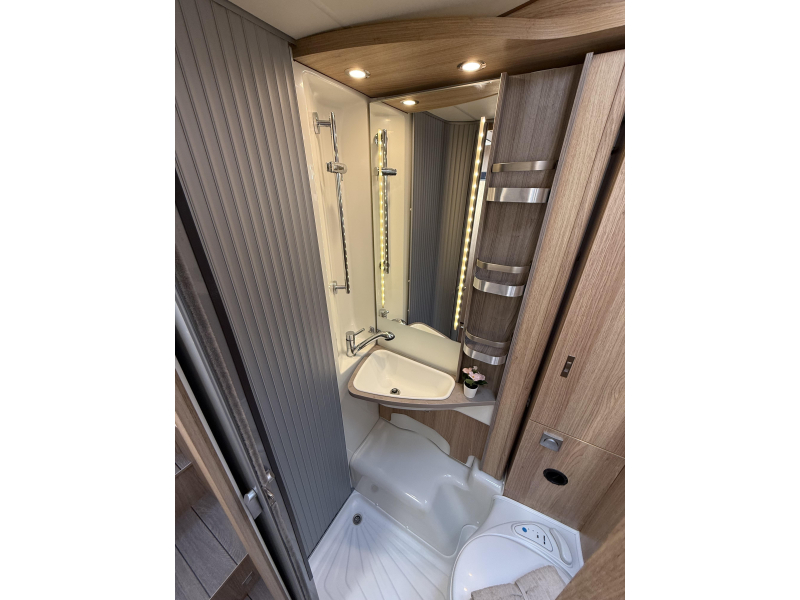 Knaus Sky Wave 650 MEG &iexcl;Amplia autocaravana! foto: 19