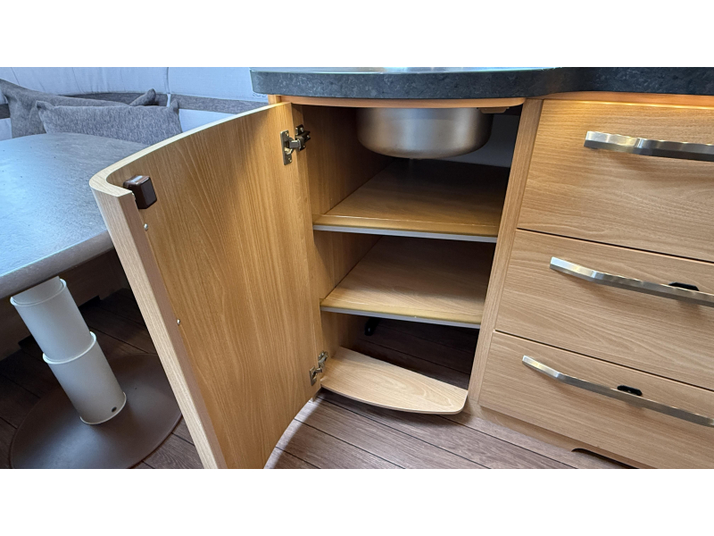 Knaus Sudwind Silver Selection 500 FU frans bed rondzit toilet  foto: 5