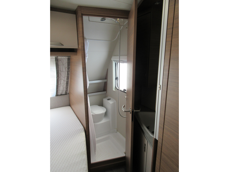 Knaus Sport 450 FU KOMPLETT UND FRANZ&Ouml;SISCHES BETT Foto: 8