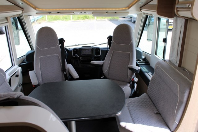 Robuuste AUTOMAAT 180 pk Malibu I 490 LE by Carthago hef-en enkele lengte bedden (124  foto: 32