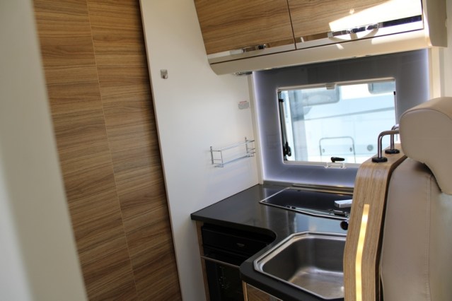 Robuuste Adria Matrix M 670 SK AUTOMAAT 5 gordelplaatsen Queensbed + hefbed (71  foto: 36