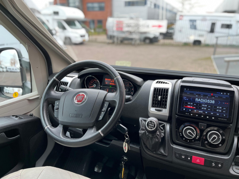 Camping-car Pilote P 726 FC, lit central photo : 14
