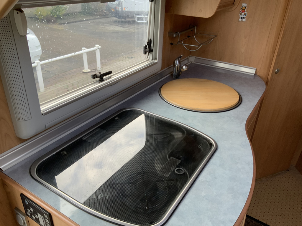 B&uuml;rstner El&eacute;gance 660 Integral, cama francesa y cama abatible, asientos giratorios, patas de apoyo hidr&aacute;ulicas, a&ntilde;o 2004 Camper Centrum On the Road en Noorderringweg 4 en Marum. foto: 3