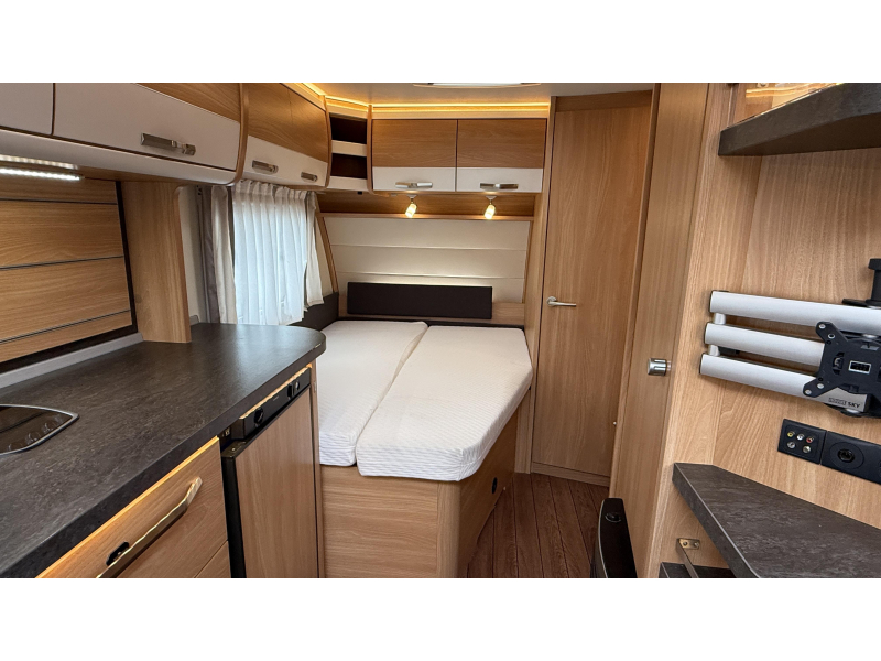 Knaus Sudwind Silver Selection 500 FU frans bed rondzit toilet  foto: 10