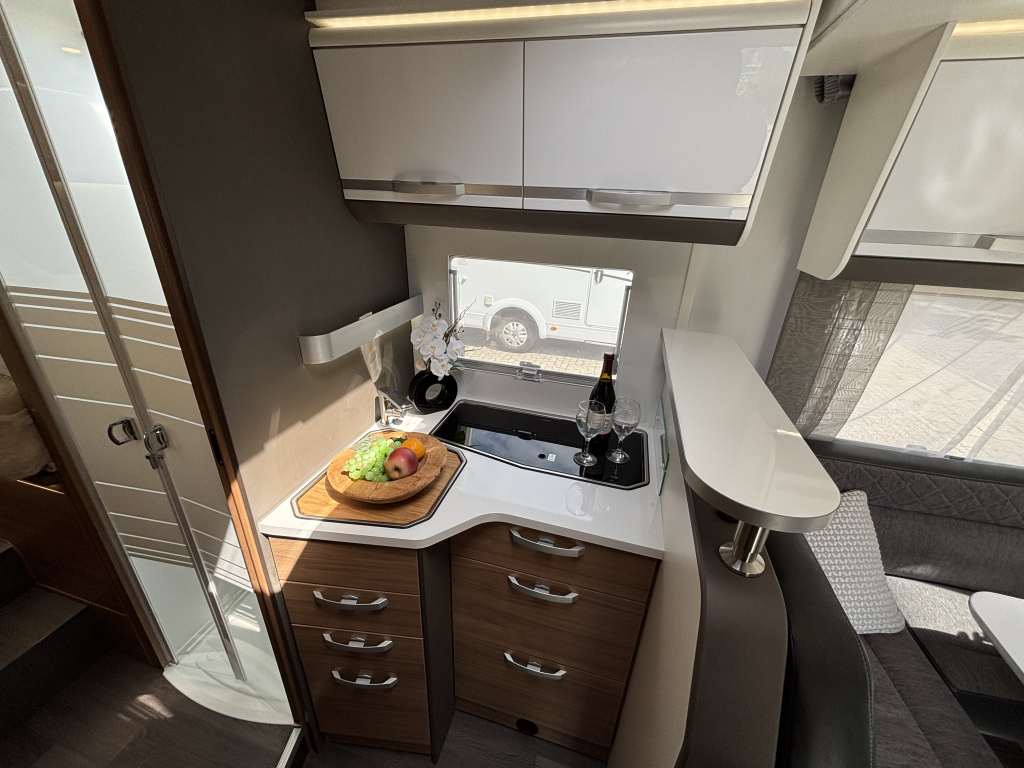 Adria MATRIX PLUS 670 SL ENKELE BEDDEN+HEFBED AUTOMAAT foto: 6