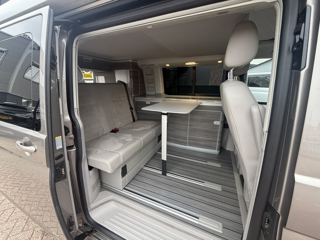 Volkswagen California Ocean T6 Westfalia im Neuzustand DSG Automatik 200 PS Vollausstattung 4 Schlafpl&auml;tze elektr. Aufstelldach Markise Klimaautomatik Tempomat Kamera Softclose abnehmbare Anh&auml;ngerkupplung Foto: 10