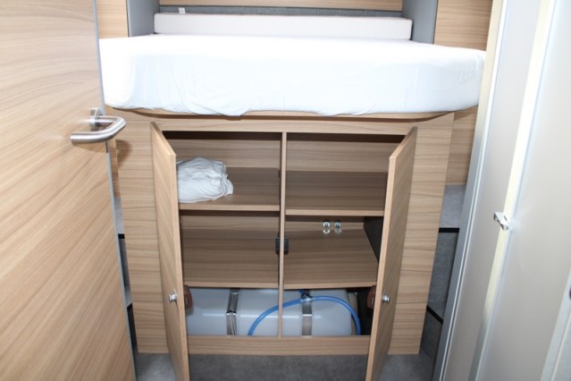 Dethleffs 7052 DBM Just 90 Queenbed + hefbed riante garage (94  foto: 40