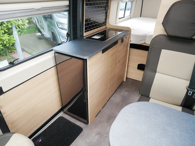 Roadcar (Pössl) R640, 6.40 Meter Buscamper, Lengtebedden foto: 12