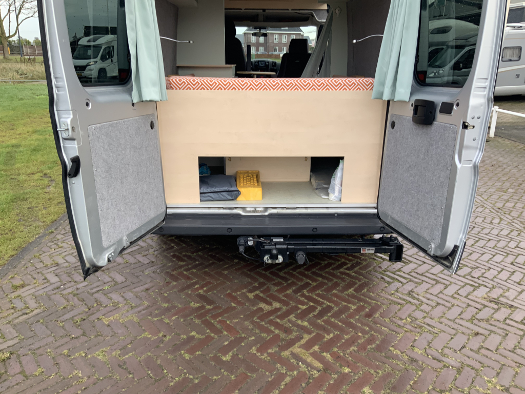 Peugot Boxer L2 H2 Buscamper: Euro 6 met verlaagbare tafel tot 2 pers. lengte-bed, 154 cm breedte, 185 cm lengte, FSL Camperinbouw 2021, km 66000, Zwenkbare fietsendrager, Zonnepaneel 180W, Bj.2017 Camper centrum on the road foto: 19