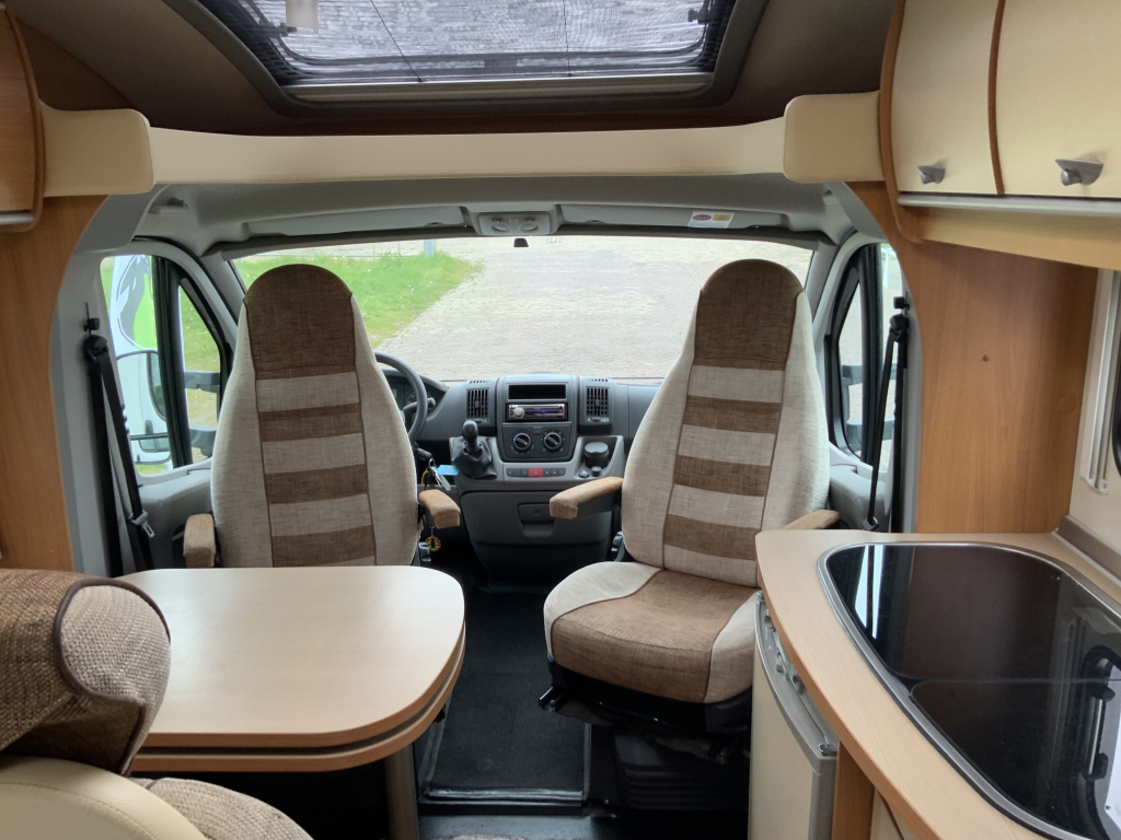 Bürstner Nexxo 569 Halfintegraal, Treinzit, Fransbed, twee draaistoelen, kleine camper, Bj. 2010 Camper centrum on the road  foto: 5