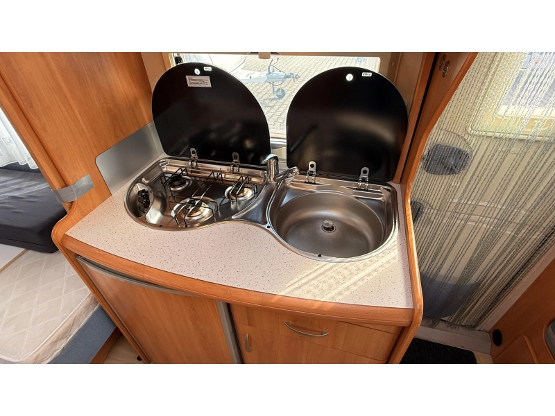 Hobby De luxe Easy 495 UL lits jumeaux salon rond photo : 7