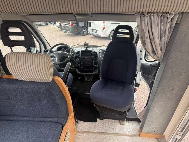 Hymer C 644 Alkoven Querbett+Hochbett Vollausstattung in sehr gutem Zustand Klimaanlage Markise TV elektr. Satellitensch&uuml;ssel 2x Solarpaneele gro&szlig;e Garage Wechselrichter Anh&auml;ngerkupplung Foto: 21