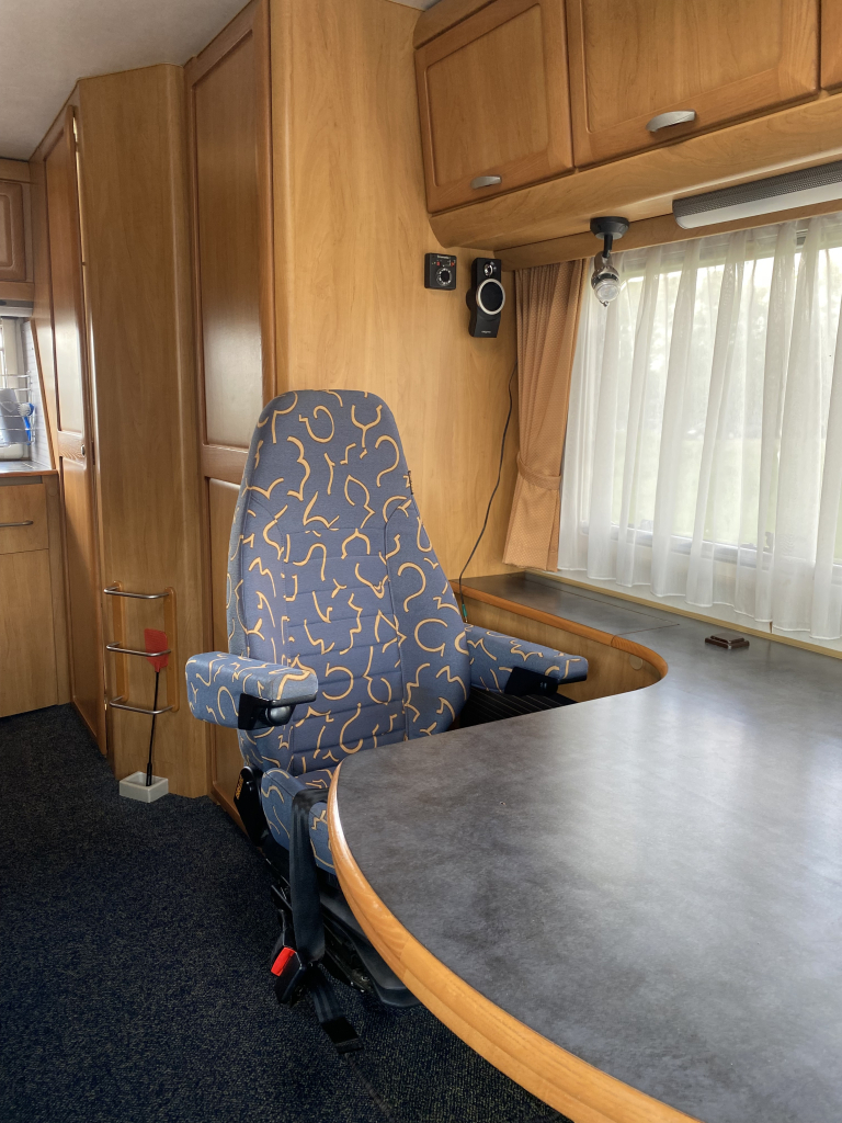Hymer B 584 2.8 JTD 128 Pk Integraal, Hef-bed voor, Lange-bank, 3 Draaistoelen, Eindkeuken etc. Bj. 2002. B 584 Marum foto: 16
