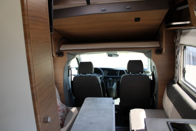 Zeer compacte Knaus Tourer VAN 500 LT Bulli AUTOMAAT voorzien van Face to Face salon (82  foto: 22