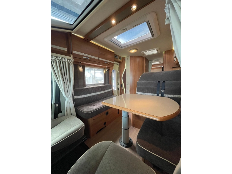 Eura Mobil Terrestra 710 HB Cama fija Garaje XXL foto: 10