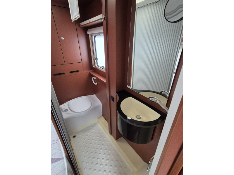 Dethleffs Eighty T 6700 Fransbed EP level TV leer  foto: 14