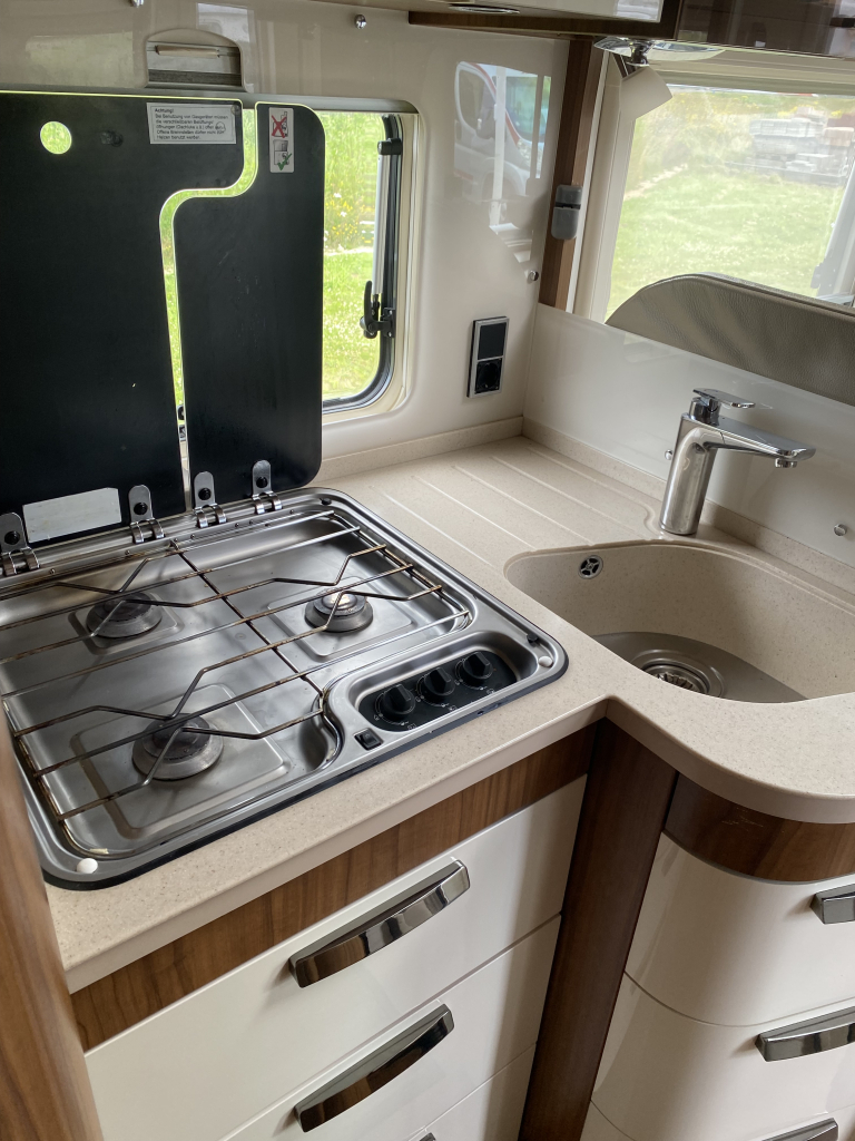 Hymer B 678 PL AUTOM&Aacute;TICO 3 litros di&eacute;sel con 177 CV, camas longitudinales y cama abatible A&ntilde;o 2016. Centrum On the Road en Noorderringweg 4 en Marum. foto: 9