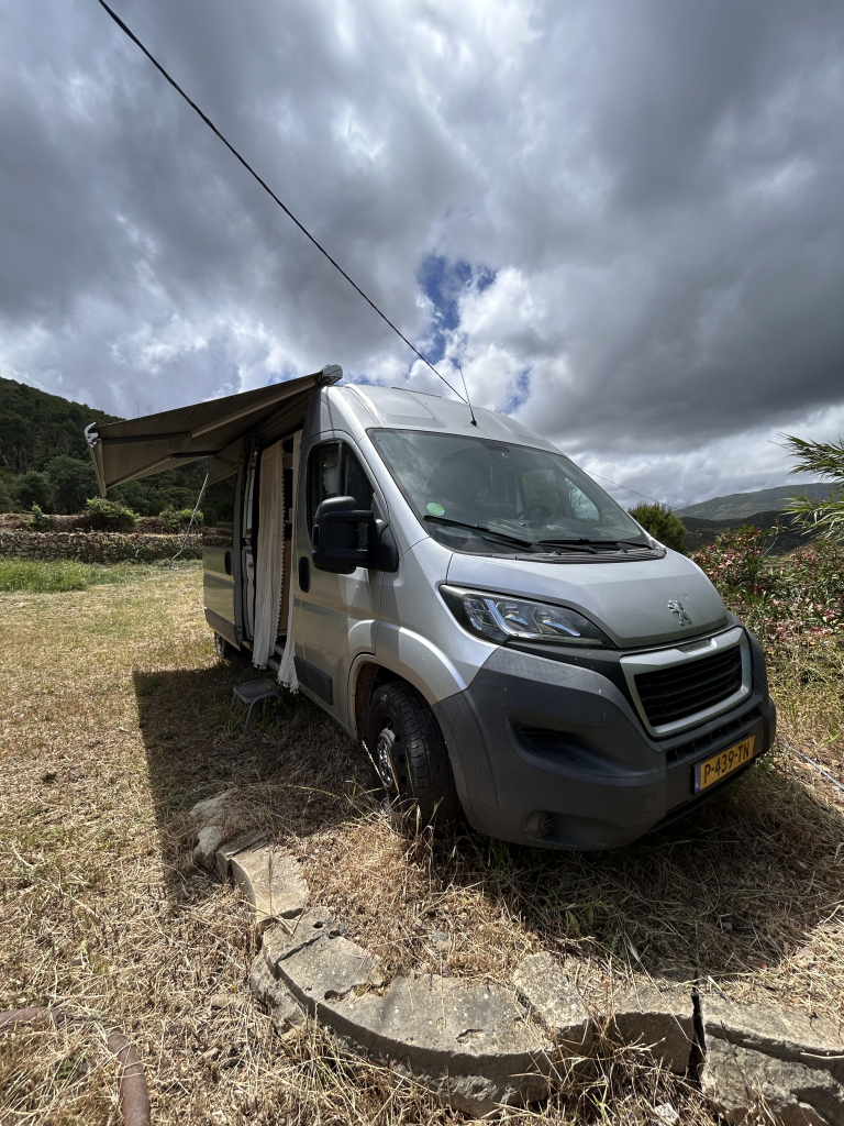 Peugeot 2.2 HDI Zelfbouwcamper om off grid te gaan