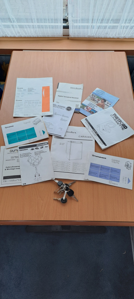 HOME-CAR 496H Caravan, Met voortent en luifel! foto: 23