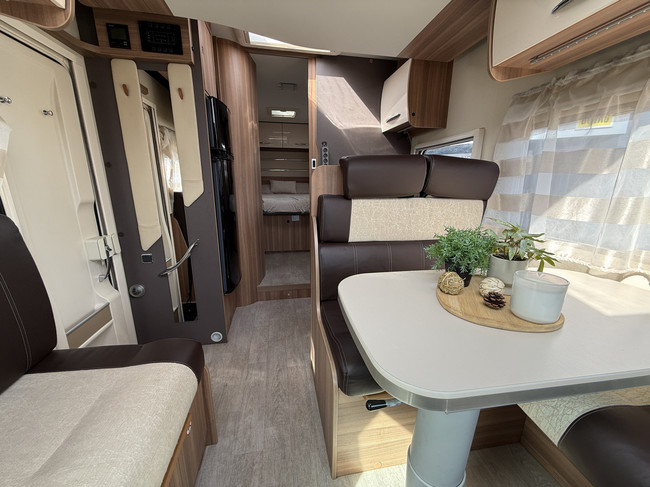 Chausson Flash 718 EB cama queen+cama abatible portabicicletas panel solar antena parab&oacute;lica el&eacute;ctrica TV puerta mosquitera remis plisado foto: 11