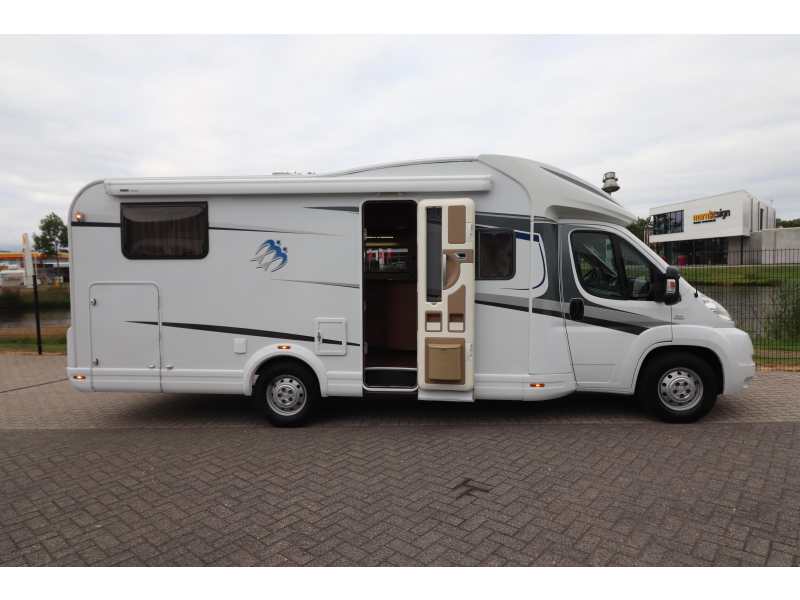 Knaus Sky Wave 700 MEG 4 personas/camas individuales foto: 1