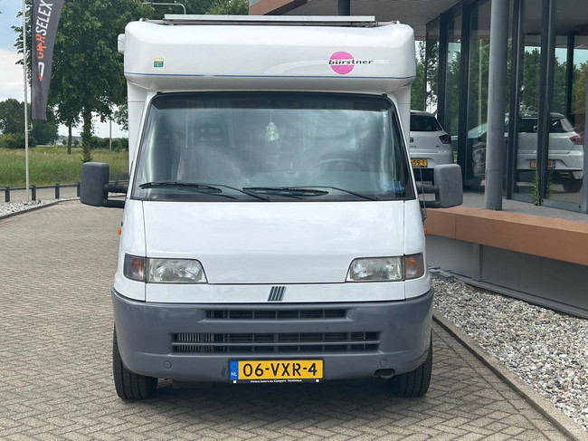 Bürstner 230 / zonnepaneel / nieuw bed foto: 2
