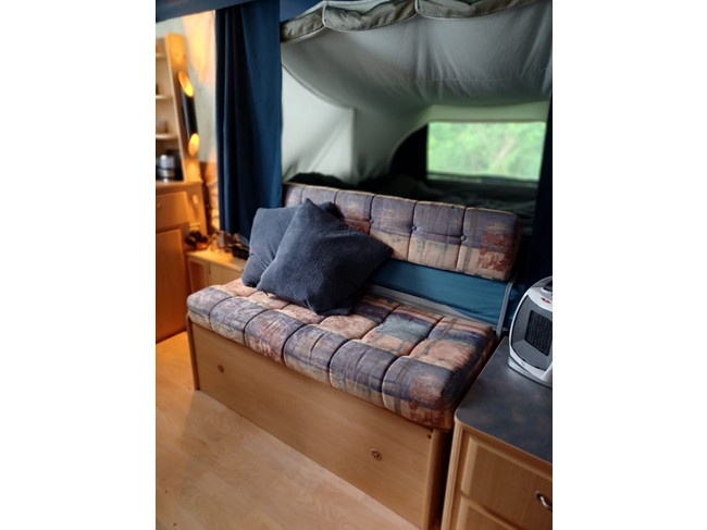 Alpenkreuzer Pennine Fiesta 2+2 Folding Caravan Awning 4 berths kitchen Awning 2011 photo: 14